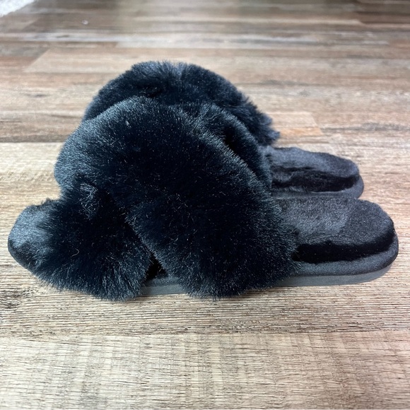 Luxurious Faux Fur Slippers - Black - Picture 5 of 6